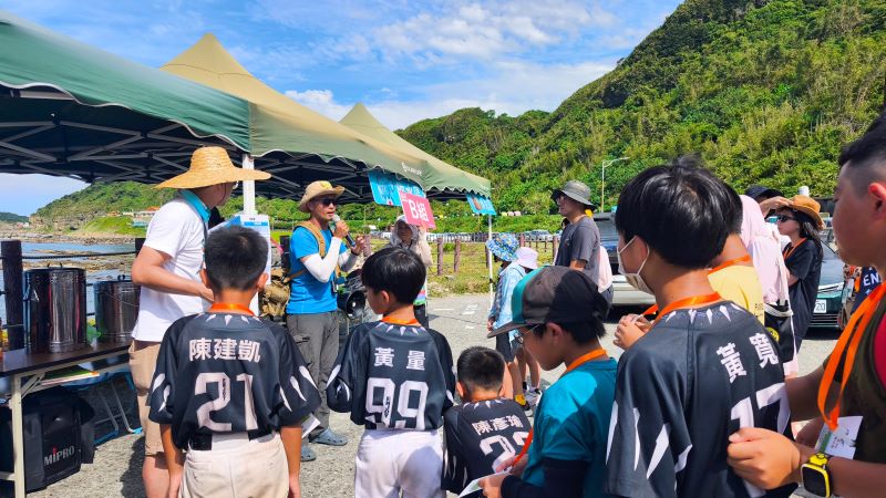 《圖說》專業環境教育團隊「海湧工作室」講師於現場進行導覽,引導民眾透過國際ICC分類標準進行海廢紀錄與統計,落實知行合一的海洋教育。〈觀旅局提供〉
