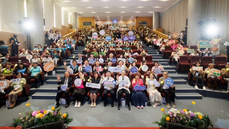 《圖說》新北市第三屆「長照服務人員獎」表揚52組優秀長照人員及團隊。〈衛生局提供〉